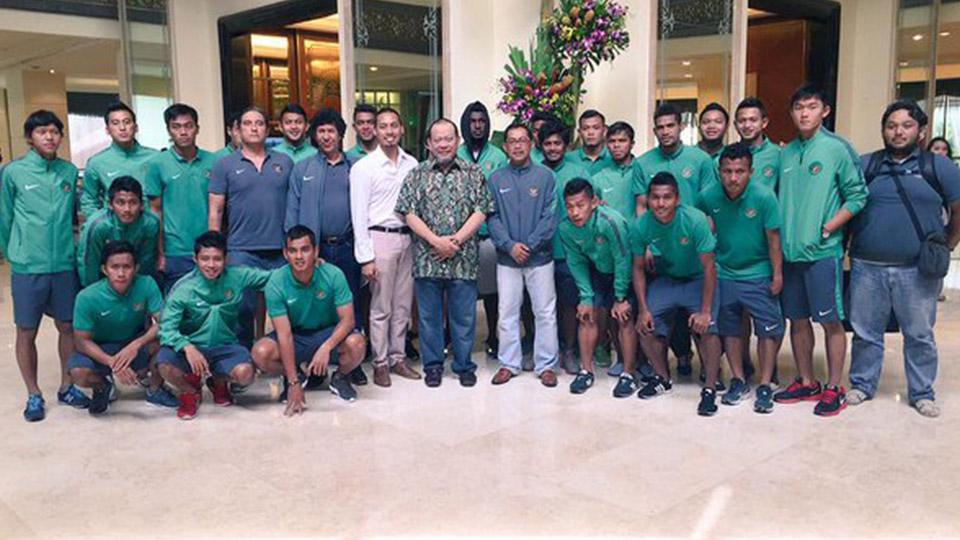 Foto bersama skuad Timnas U-23 beserta pelatih di hotel Sultan dengan La Nyalla Mattalitti.